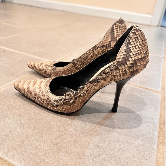 Burberry Snakeskin Patterned High Heels (37) - Picture 2 of 15